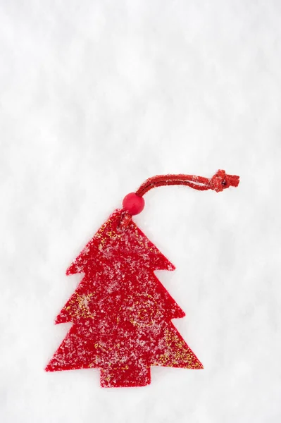 Κόκκινο έλατο δέντρο παιχνίδι σε χιόνι φόντο — Φωτογραφία Αρχείου