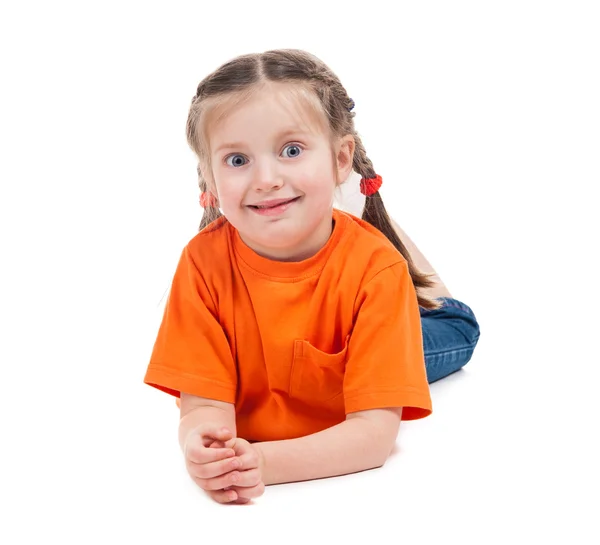 Sorrindo menina deitada no branco — Fotografia de Stock