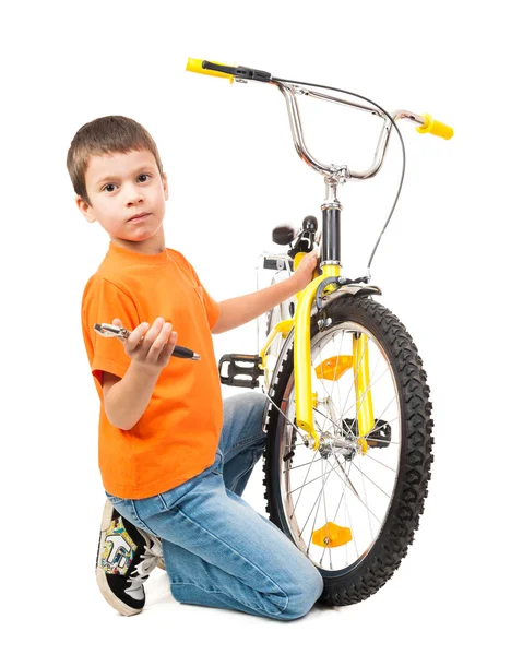 Boy repair bicycle — Stock fotografie