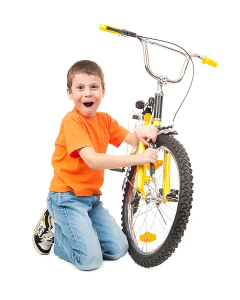 Junge repariert Fahrrad — Stockfoto