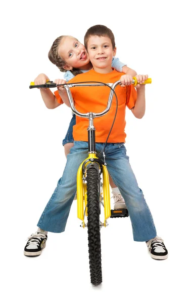 Junge und Mädchen auf Fahrrad isoliert auf weiß — Stockfoto