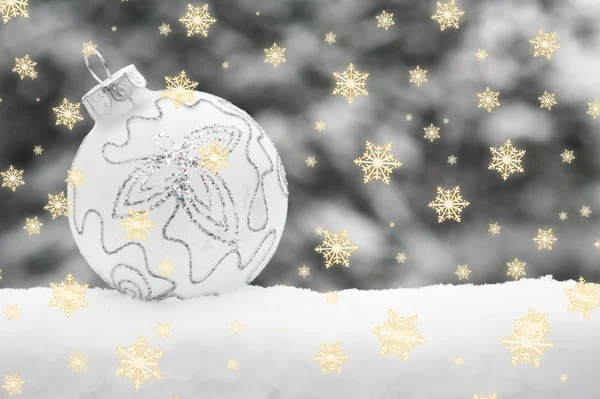 Palla di Natale in decorazione nevicata — Foto Stock