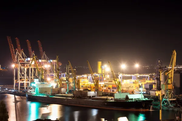 Porto noturno e navio — Fotografia de Stock