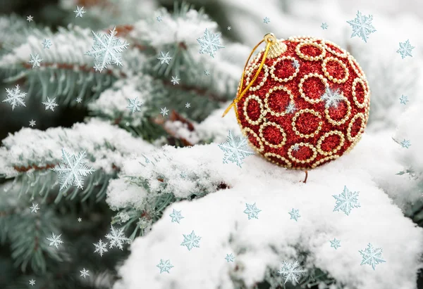 Bola de Natal vermelho no abeto com neve — Fotografia de Stock