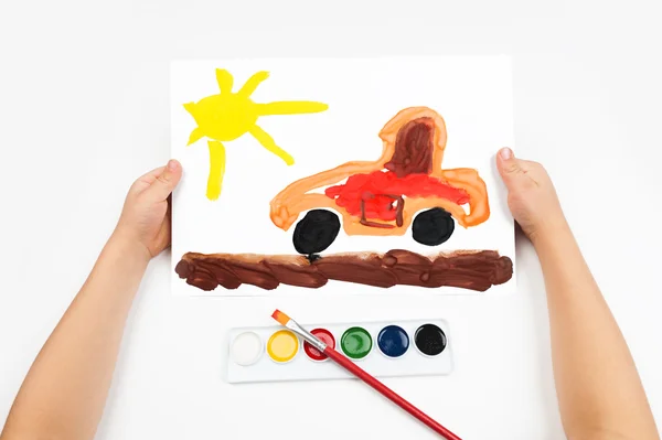 Ребенок рисует автомобиль акварелью — стоковое фото