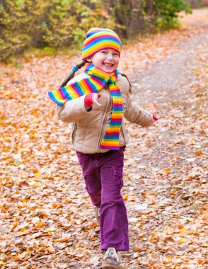 Kız sonbahar parkında çalışır