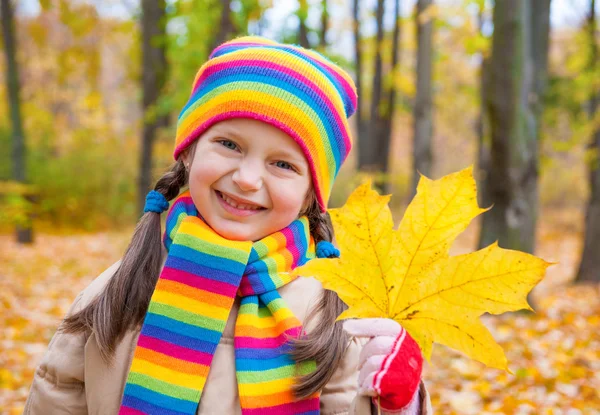 Meisje in de herfst park — Stockfoto