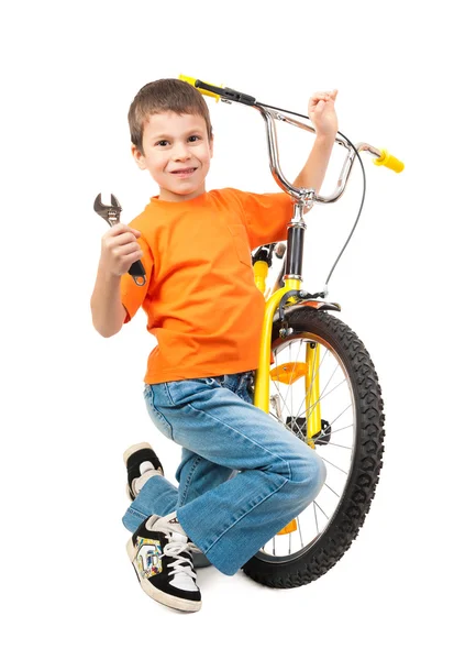 Niño reparación bicicleta — Foto de Stock