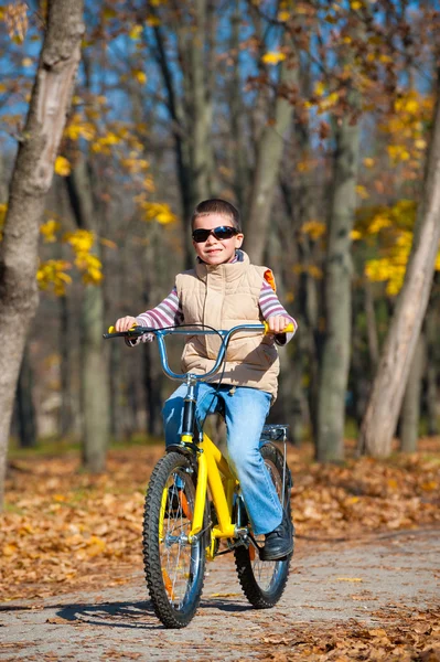 Garçon fait du vélo dans le parc — Photo