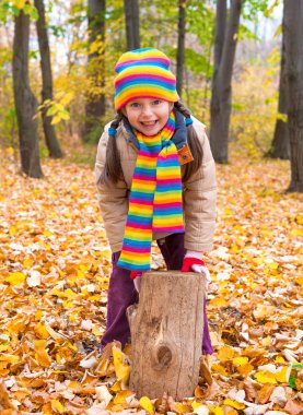 Sonbahar parkındaki kız