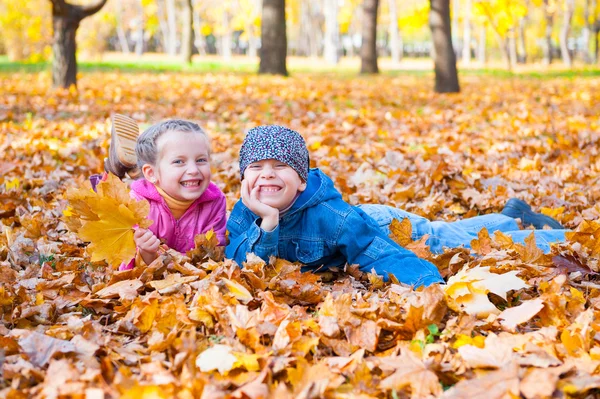 Kinder im Herbstpark — Stockfoto