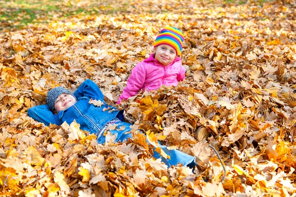 Dziecka w parku jesień — Zdjęcie stockowe