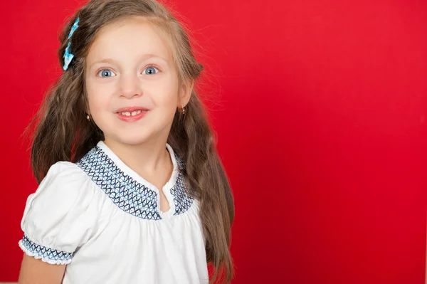 Χαμογελαστό κορίτσι πορτρέτο στο κόκκινο — Φωτογραφία Αρχείου