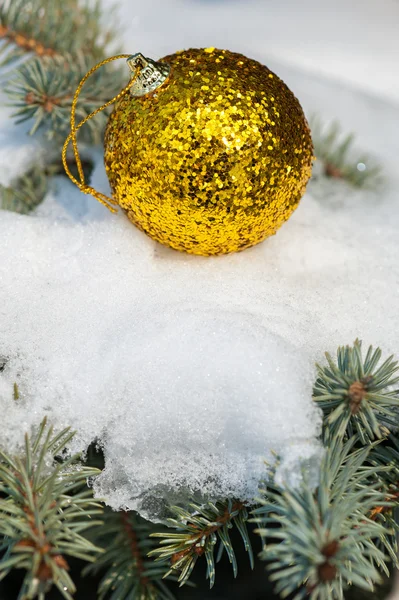 Vánoční koule na zimní strom se sněhem — Stock fotografie