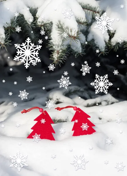 Červená vánoční stromeček hračka ve sněhu — Stock fotografie