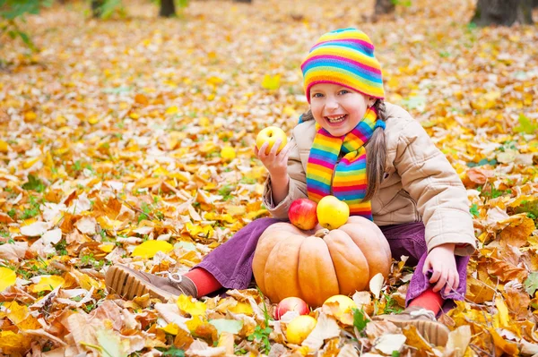 在秋天公园用南瓜和苹果的女孩 — 图库照片