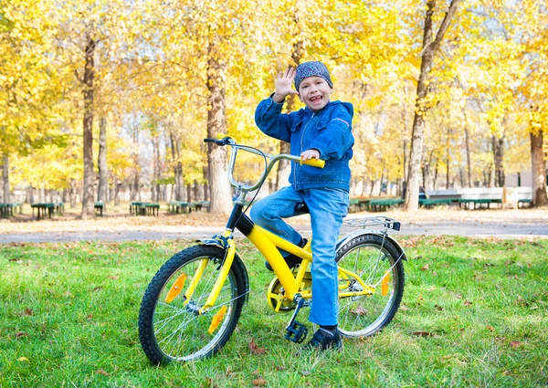 Chłopiec jeździ rowerem w parku — Zdjęcie stockowe