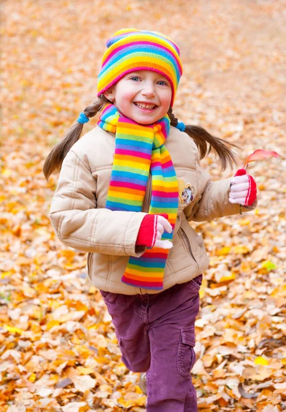 Meisje wordt uitgevoerd in najaar park — Stockfoto