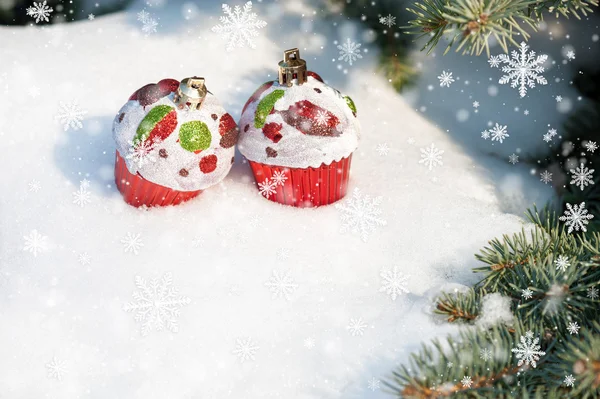 Gâteaux de jouets de Noël sur l'arbre d'hiver avec neige — Photo