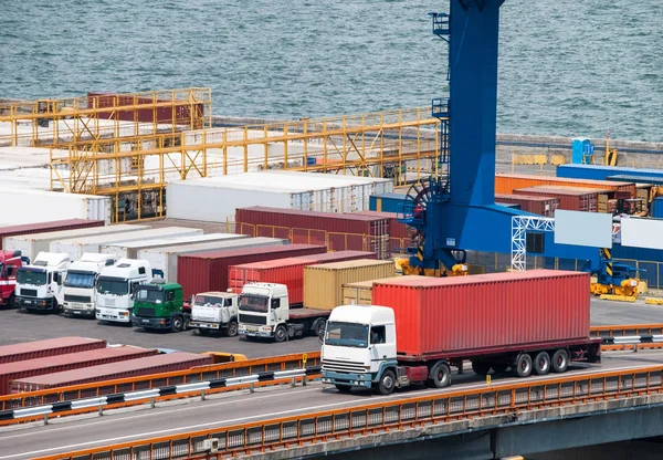 Lastbil transportbehållare i hamn — Stockfoto