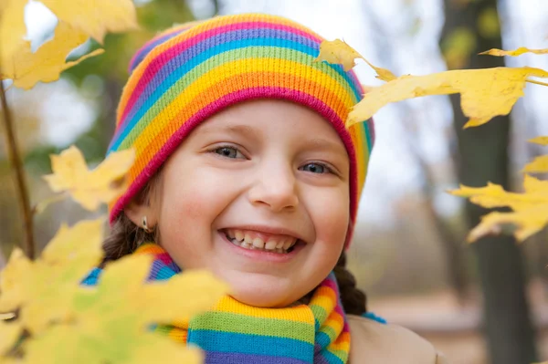 Küçük kız portre sonbahar Park — Stok fotoğraf
