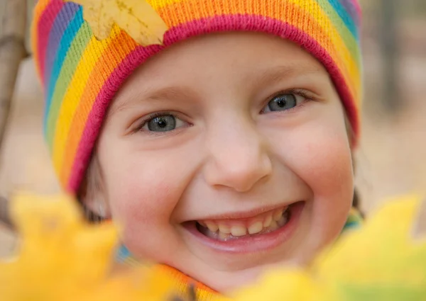 Little girl portrait in autumn park — Stock Photo, Image