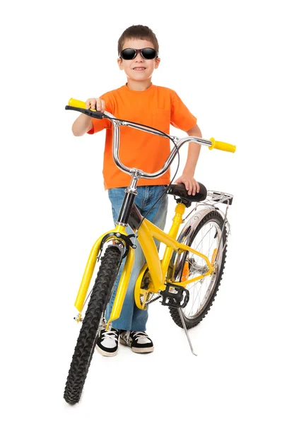 Мальчик на велосипеде изолирован — стоковое фото