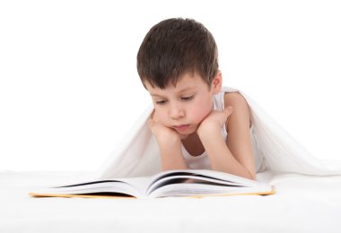 erkek yatakta kitap okumak