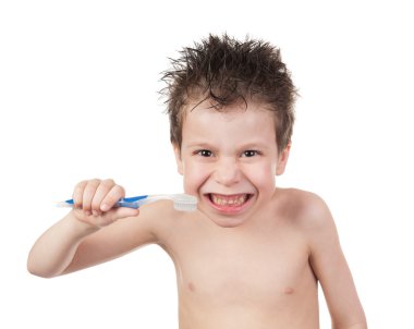 ıslak saç ve diş fırçası bir çocuk