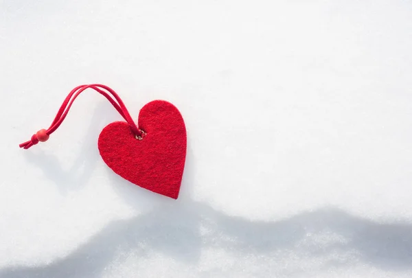 Hjärtat leksak på snö bakgrund — Stockfoto