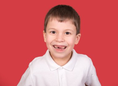 Kırmızı üzerine beyaz gömlekli çocuk portresi
