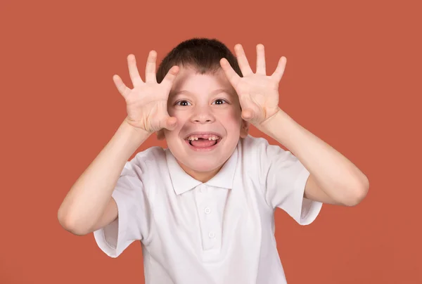 Boy portrait in white shirt on brown — Stockfoto