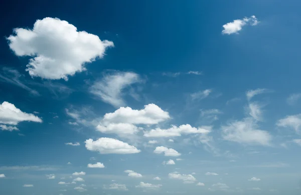 Langit cerah dengan awan sebagai latar belakang — Stok Foto