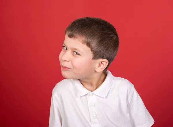 Jongen portret in wit overhemd op rood — Stockfoto