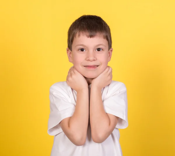 Jongen portret in wit overhemd op geel — Stockfoto