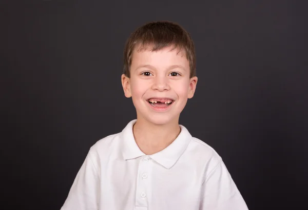 Retrato menino em camisa branca em preto — Fotografia de Stock