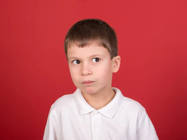 Jongen portret in wit overhemd op rood — Stockfoto