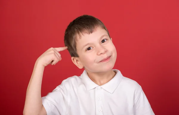 Портрет мальчика в белой рубашке на красном — стоковое фото