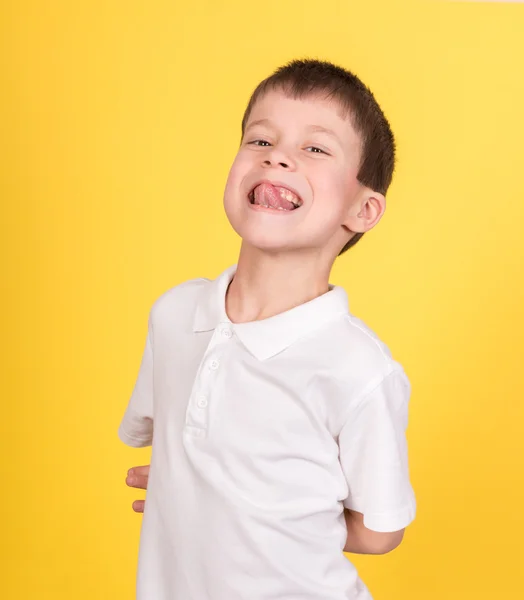 Retrato de niño en camisa blanca en amarillo — Foto de Stock