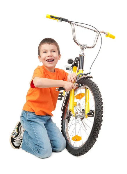 Junge repariert Fahrrad isoliert — Stockfoto