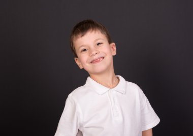 siyah üzerine beyaz gömlekli çocuk portresi