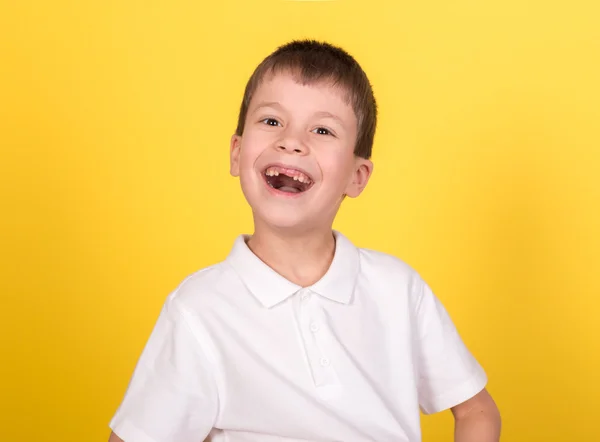 Retrato de niño en camisa blanca en amarillo — Foto de Stock