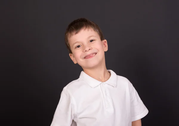 Retrato menino em camisa branca em preto — Fotografia de Stock