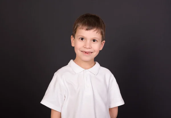 Retrato menino em camisa branca em preto — Fotografia de Stock