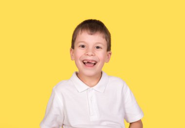 Sarı Beyaz gömlekli çocuk portresi