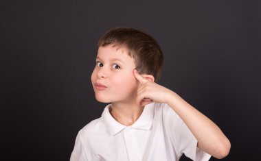 siyah üzerine beyaz gömlekli çocuk portresi