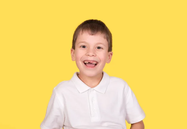 Портрет мальчика в белой рубашке на желтом — стоковое фото