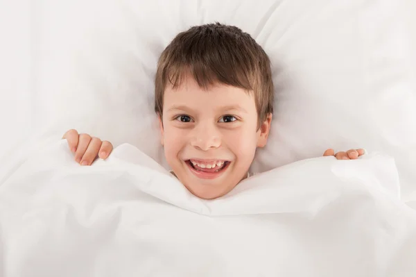 Kind im weißen Bett — Stockfoto