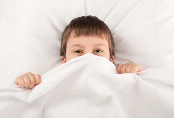 Kind im weißen Bett — Stockfoto