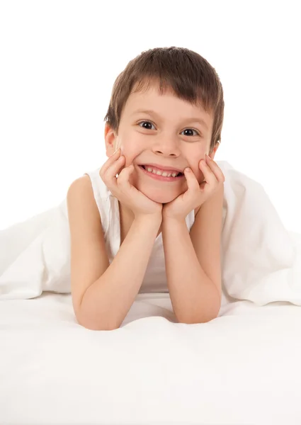 Niño en cama blanca —  Fotos de Stock